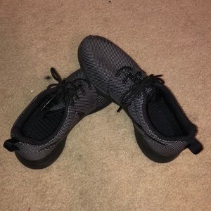 NEVER BEEN WORN NIKE ROSHES